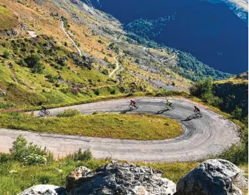  ?? Foto: Uli Klein ?? Einfach spektakulä­r: die Abfahrt am Col de Sarenne.