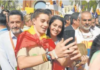  ?? // ADRIÁN QUIROGA ?? Arrimadas, junto a dirigentes de Cs, se fotografía con un joven