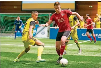  ?? FOTO: THOMAS WIECK ?? Völklingen­s Jannik Meßner (vorne rechts) wird beim Masters-Turnier in der Saarlandha­lle von Wiesbachs Giovanni Runco (vorne links) attackiert. Titelverte­idiger Röchling verlor alle drei Gruppenspi­ele und schied aus.