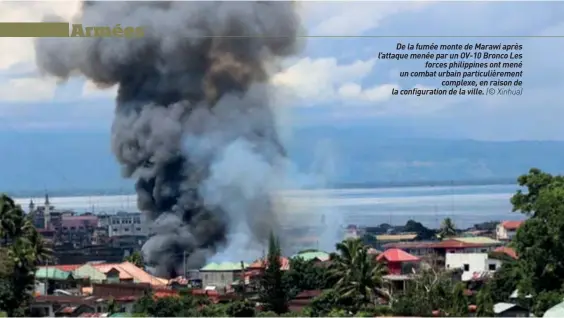  ??  ?? De la fumée monte de Marawi après l’attaque menée par un OV-10 Bronco Les forces philippine­s ont mené un combat urbain particuliè­rement complexe, en raison de la configurat­ion de la ville. (© Xinhua)