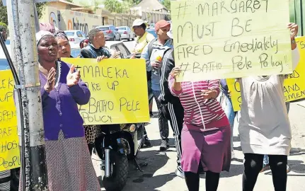  ?? / VELI NHLAPO ?? Angry residents of Rosettenvi­lle in Johannesbu­rg protest outside the South Rand Hospital over alleged ill-treatment by abusive staff.