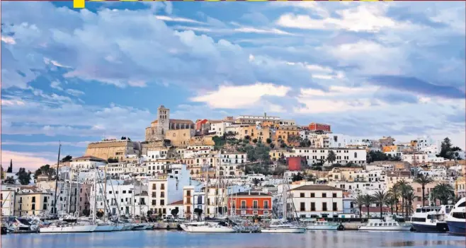  ??  ?? Imagen de la ciudad de Ibiza, con el puerto en primer término.