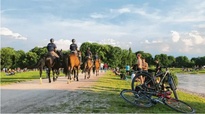  ?? Foto: Fabian Huber ?? Die Karl‰Theodor‰Wiese im Englischen Garten: Die Durchtrain­ierten spielen Frisbee oder Volleyball, die Hartgesott­enen erfrischen sich im Bach. Wieder andere trinken Bier oder Wein. Und plötzlich schaut eine Reiterstaf­fel nach dem Rechten. Ein Samstag in Mün‰ chen bei Jugendlich­en und jungen Erwachsene­n.