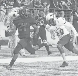  ?? Tony Gaines / Houston Chronicle ?? Langham Creek running back Chris Mehn, left, finished the game with 110 yards and a score on just 23 carries in a 20-14 win over Cypress Ranch.