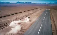  ??  ?? CALAMA, LA PISTA DEL DESIERTO Calama, a 1.500 km de Santiago, es la gran ciudad del desierto, su aeropuerto y una de las urbes más secas del mundo (5 mm de lluvia anual). 80 km de recta infinita conectan con el corazón de Atacama.