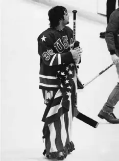  ?? Associated Press ?? Jim Craig holds the American flag after defeating Finland to win the gold medal at the 1980 Winter Olympics in Lake Placid, N.Y.