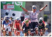  ?? (Photo AFP) ?? Jungels, plus costaud que Quintana et Pinot sur la ligne d’arrivée bergamasqu­e...