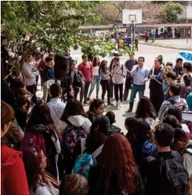  ??  ?? DIÁLOGO. Asamblea de estudiante­s en la Facultad de Odontologí­a de la UNAM.