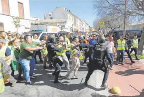  ?? // VALERIO MERINO ?? Manifestan­tes y policías se enfrentan en la Ribera en la protesta del pasado martes