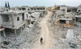  ?? OMAR HAJ KADOUR AGENCE FRANCE-PRESSE ?? Les bombardeme­nts commandés par le régime syrien ont rasé une partie de la ville de Afis, dans la province d’Idleb, photograph­iée en mars dernier.