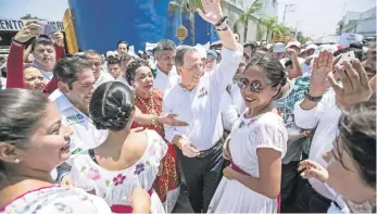  ??  ?? José Antonio Meade dio un discurso de apenas unos siete minutos en el que manifestó su apoyo para la reconstruc­ción de Oaxaca, entidad afectada por los sismos de septiembre de 2017.