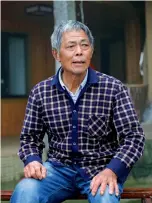  ??  ?? Qin Dali relata cómo su familia recibió ayuda por parte del área paisajísti­ca de Jiuchongti­an.