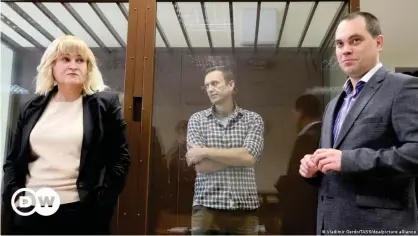 ??  ?? Алексей Навальный (в центре) с адвокатами в суде, 20 февраля 2021 года