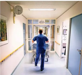  ?? FOTO: DANIEL BOCKWOLDT/DPA ?? An vielen Krankenhäu­sern sind schon seit Längerem Stellen vor allem in der Pflege nicht besetzt.