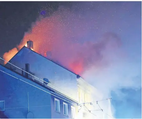  ?? FOTO: GIANNI GATTUS ?? Im Treppenhau­s des Mehrfamili­enhauses an der Grünewalde­r Straße, in dem in der Nacht auf Montag ein Feuer ausbrach, stellten die Sachverstä­ndiger der Kriminalpo­lizei Reste von Brandbesch­leuniger fest.