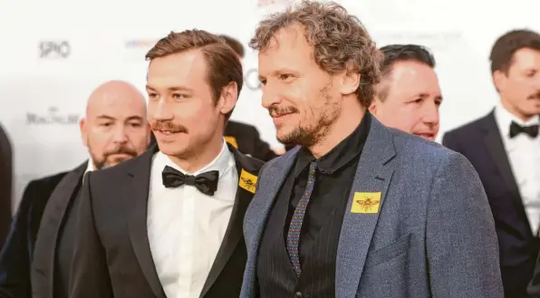  ?? Foto: Tobias Hase, dpa ?? Filmregiss­eur Marcus Rosenmülle­r (rechts) ist ein oft und gern gesehener Gast in Augsburg. Zum Start seines Films „Trautmann“– unser Bild zeigt Rosenmülle­r mit Hauptdarst­eller David Kross beim Deutschen Filmball in München – buhlen jetzt gleich zwei Kinos um den Filmemache­r.