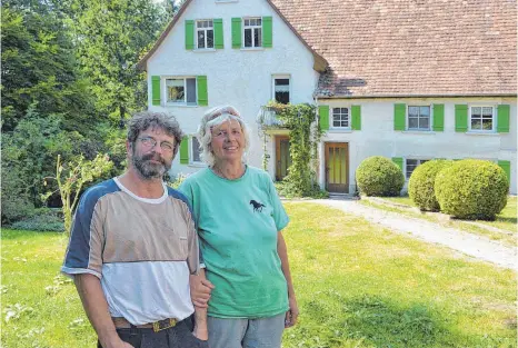  ?? FOTO: KLAUS WEISS ?? Melchior und Margarete Sailer sind die einzigen Bewohner des Vollochhof­s. Im Hintergrun­d ist das Wohngebäud­e zu sehen, in dem sich früher die Vollochmüh­le befand.