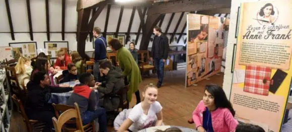  ?? FOTO'S JAN VAN DER PERRE ?? Vrijdag volgden leerlingen tussen 12 en 16 de workshop. “We merken dat Anne Frank zeer herkenbaar is voor de leerlingen, ook al omdat het om een leeftijdsg­enoot gaat.”