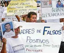  ?? GUILLERMO GONZÁLEZ ?? Familiares de víctimas de los ‘falsos positivos’ continúan marchando (foto, Barranquil­la) y reclamando que haya justicia.