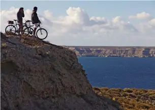  ??  ?? Distintos operadores alquilan bicicletas de montaña para salir a pedalear por la zona. Hay travesías para cada exigencia física. La hora de alquiler cuesta $ 200.