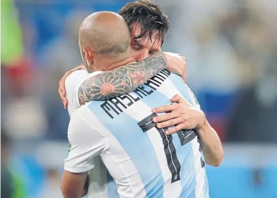  ?? Aníbal greco ?? un abrazo muy particular entre Messi y Mascherano, el 30 de junio, tras las eliminació­n con francia; el Jefe ya no volverá