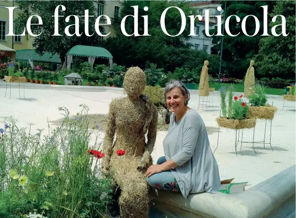  ??  ?? Ispirata Julia Artico accanto a una delle «fate» di fieno create per Orticola. L’artista svizzera, che ha vissuto per 10 anni in solitudine in un bosco, intreccia anche piccole arnie