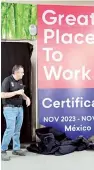 ?? ?? ▮ El gerente de la planta GG Trailers, Juan Carlos Navarro, develó uno de los reconocimi­entos de “Los Mejores Lugares para Trabajar”.