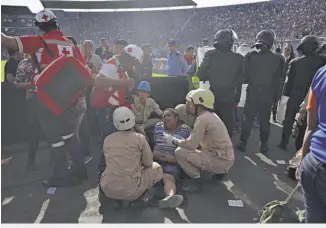  ??  ?? Pese al fallecimie­nto de cuatro personas, el partido se llevó a cabo en Honduras.