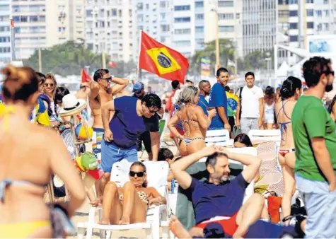  ?? Foto: Barbara Walton, dpa ?? Zwischen 300 000 und 500 000 Touristen sollen sich während der Olympische­n Spiele in Rio de Janeiro aufhalten. Trotz anderslaut­ender Berichte im Vorfeld fühlen sich viele Reisende am Strand in Copacabana bisher sehr sicher.