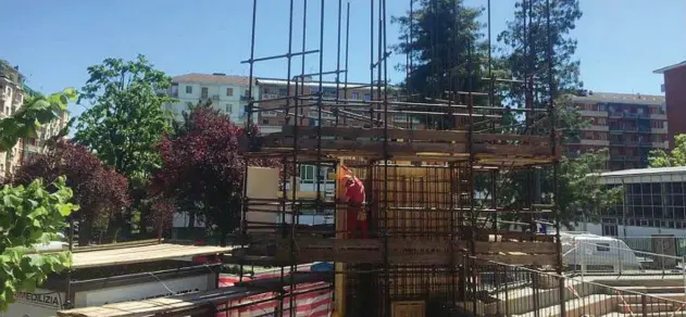  ??  ?? I lavori
Dieci giorni fa è stato aperto il cantiere del campanile che manca alla chiesa San Vincenzo di via Sospello. La torre apparirà come nel rendering pubblicato qui a sinistra