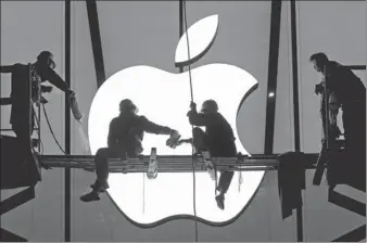  ?? REUTERS ?? Workers prepare for the opening of an Apple store in Hangzhou, Zhejiang province.