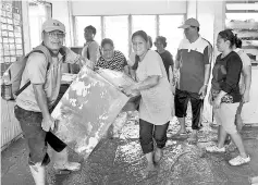  ?? - Bernama photo ?? Some of the 150 people comprising teachers, Bintulu Immigratio­n Department staff, school PTA and Jepak Holdings Sdn Bhd staff conducting gotong-royong to clean up the school in Tatau.