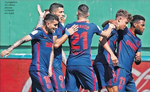  ??  ?? Los jugadores del Atlético felicitan a Llorente por su gol.