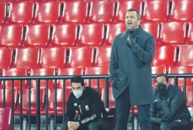  ?? FOTO: MONTILLA ?? Diego Martínez, técnico del Granada, en el partido ante el Barça de la Copa