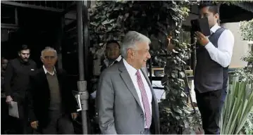  ??  ?? Aborto. El presidente electo Andrés Manuel López Obrador se muestra satisfecho luego de la reunión de alrededor de dos horas que sostuvo con empresario­s que participan en la edificació­n del NAIM.