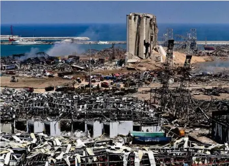  ?? EPA ?? Nach der gewaltigen Explosion am Dienstag liegen der Hafen von Beirut und Teile der Stadt in Schutt und Asche.