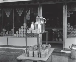  ?? | PHOTO : AKG-IMAGES / PAUL ALMASY ?? Crèmerie à Camembert (Normandie) en 1952.