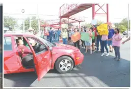  ?? LEONEL ROCHA ?? Vecinos de diversos sectores han optado por bloquear avenidas ante la escasez del líquido.