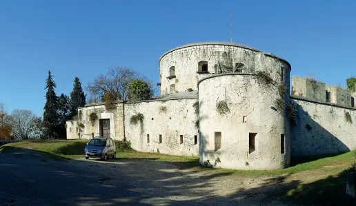  ??  ?? Eredità asburgica Forte Sofia sulle Torricelle, completato nel 1938 per volontà del feldmaresc­iallo Radetzky Prende il nome dall’arciduches­sa Sofia di Baviera, madre dell’imperatore Francesco Giuseppe