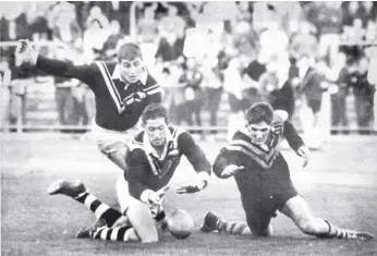  ?? PHOTO: CONTRIBUTE­D ?? LEAGUE GREAT: John McDonald (right) in a rugby league Test appearance against New Zealand.