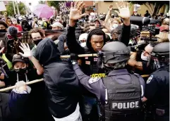  ?? Bild: John Minchillo/ap/tt ?? Demonstran­ter drabbade samman med polis i Louisville, Kentucky.