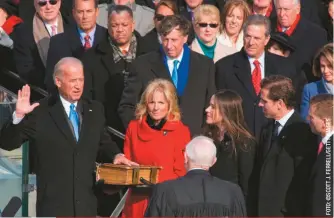  ??  ?? Washington, 20 de enero de 2009. La jura como vicepresid­ente de Obama en el Capitolio ante Jill y sus tres hijos. A los cuatro años, la escena se repetiría, tras un nuevo triunfo en las urnas.