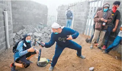  ?? JORGE CABRERA/REUTERS ?? Habitantes de Managua lanzan bombas molotov contra elementos de seguridad.