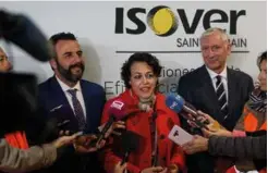  ??  ?? Isover recibió la visita de la ministra de Trabajo en funciones, Magdalena Valerio, a las instalacio­nes de su nueva línea de producción de Azuqueca.