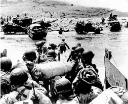  ?? /ASSOCIATED PRESS ?? U.S. soldiers land on the French coast in Normandy during the D-Day invasion in 1944.