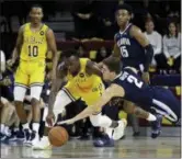  ?? MATT SLOCUM — THE ASSOCIATED PRESS ?? La Salle’s David Beatty, left, and Villanova’s Collin Gillespie chase after a loose ball during the first half of an NCAA college basketball game, Saturday in Philadelph­ia.