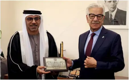  ?? ?? Islamabad: Minister for Defence, Khawaja Muhammad Asif presenting a souvenir to Ambassador of the UAE Hamad Obaid Ibrahim Saleem Al Zaabi.