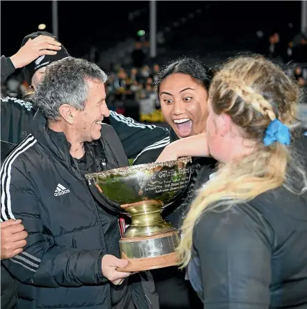  ?? STUFF ?? Wayne Smith and some of the Black Ferns with the O’Reilly Cup after they beat Australia.