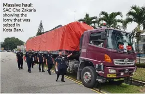  ??  ?? Massive haul: SAC Che Zakaria showing the lorry that was seized in Kota Baru.