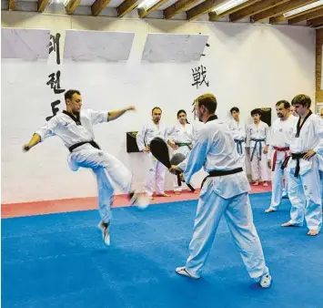  ?? Fotos: Christoph Kölle ?? Schnelligk­eit und Präzision: David Best (links) ist einer von vier lizenziert­en Taekwondo nen der schwierigs­ten Kicks. Trainern des TSV Pfuhl. Hier zeigt er ei